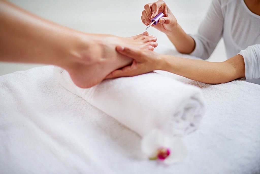 BEAUTE DES PIEDS : VERNIS SEMI PERMANENT AVEC TRAVAIL DES ONGLES 10 SEANCES + 3 OFFERTES image